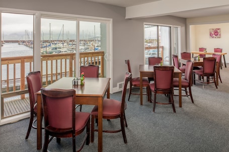 Dining. Astoria Riverwalk Inn