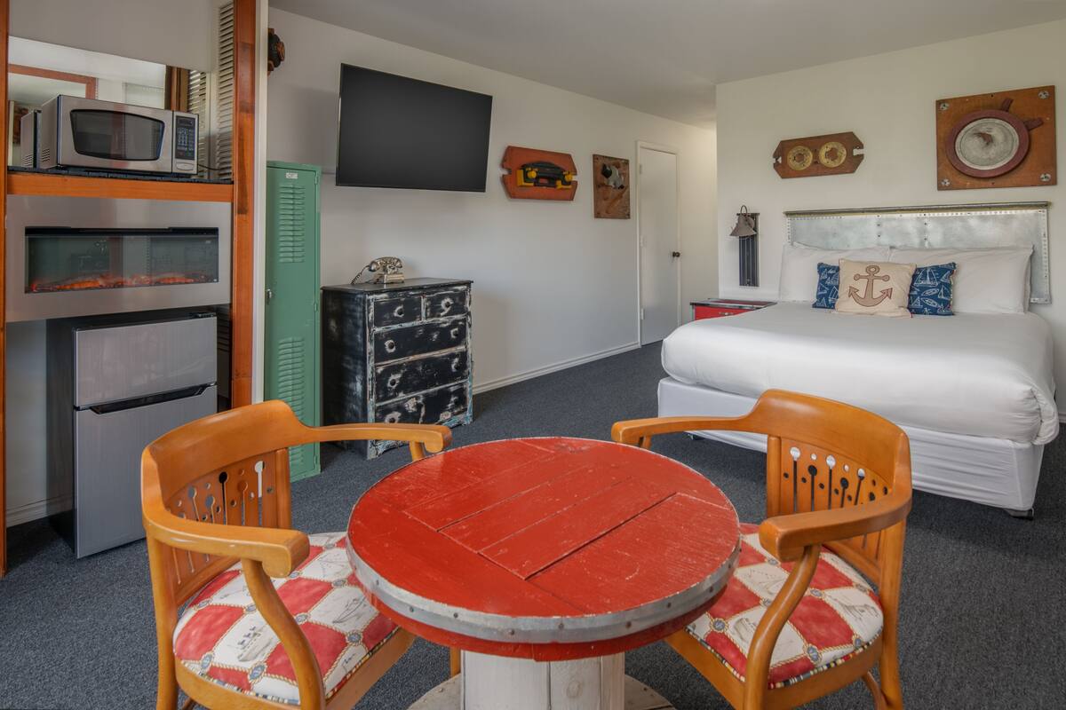 Habitación clásica | Ropa de cama de alta calidad, edredón y tabla de planchar con plancha 
