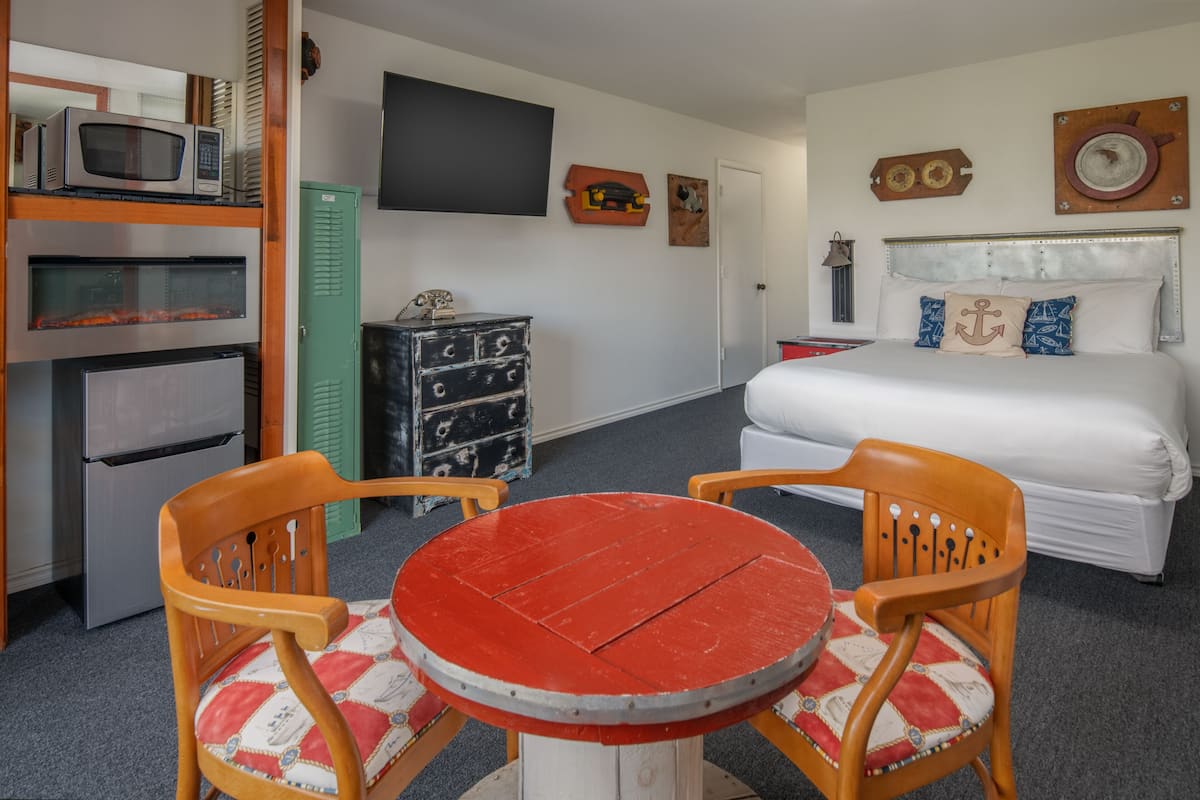 Habitación clásica | Ropa de cama de alta calidad y edredones de plumas