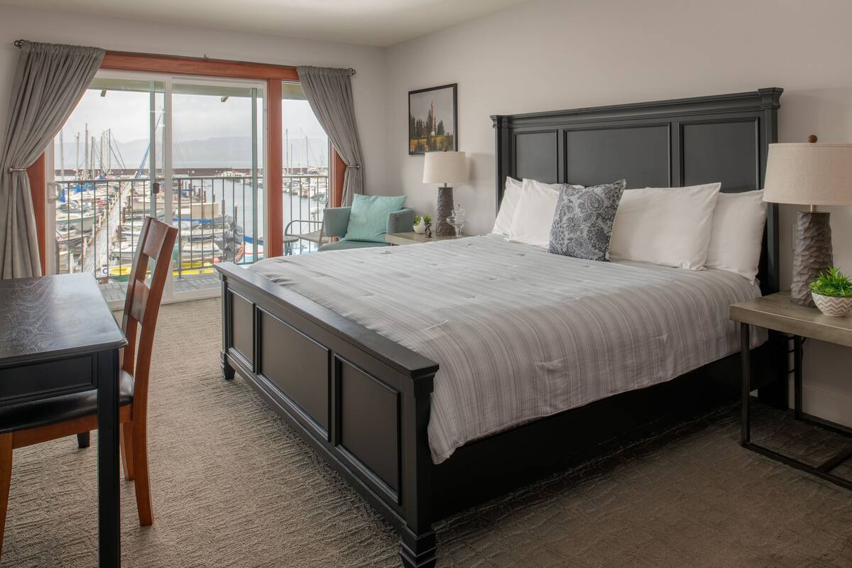 Premium King Suite with Marina View and Twin Balcony- No Pets | Ropa de cama de alta calidad, edredón y tabla de planchar con plancha 