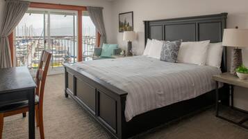 Premium King Suite with Marina View and Twin Balcony- No Pets | Ropa de cama de alta calidad y edredones de plumas