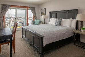 Premium King Suite with Marina View and Twin Balcony- No Pets | Roupas de cama premium, edredons de pluma, ferros/tábuas de passar roupa