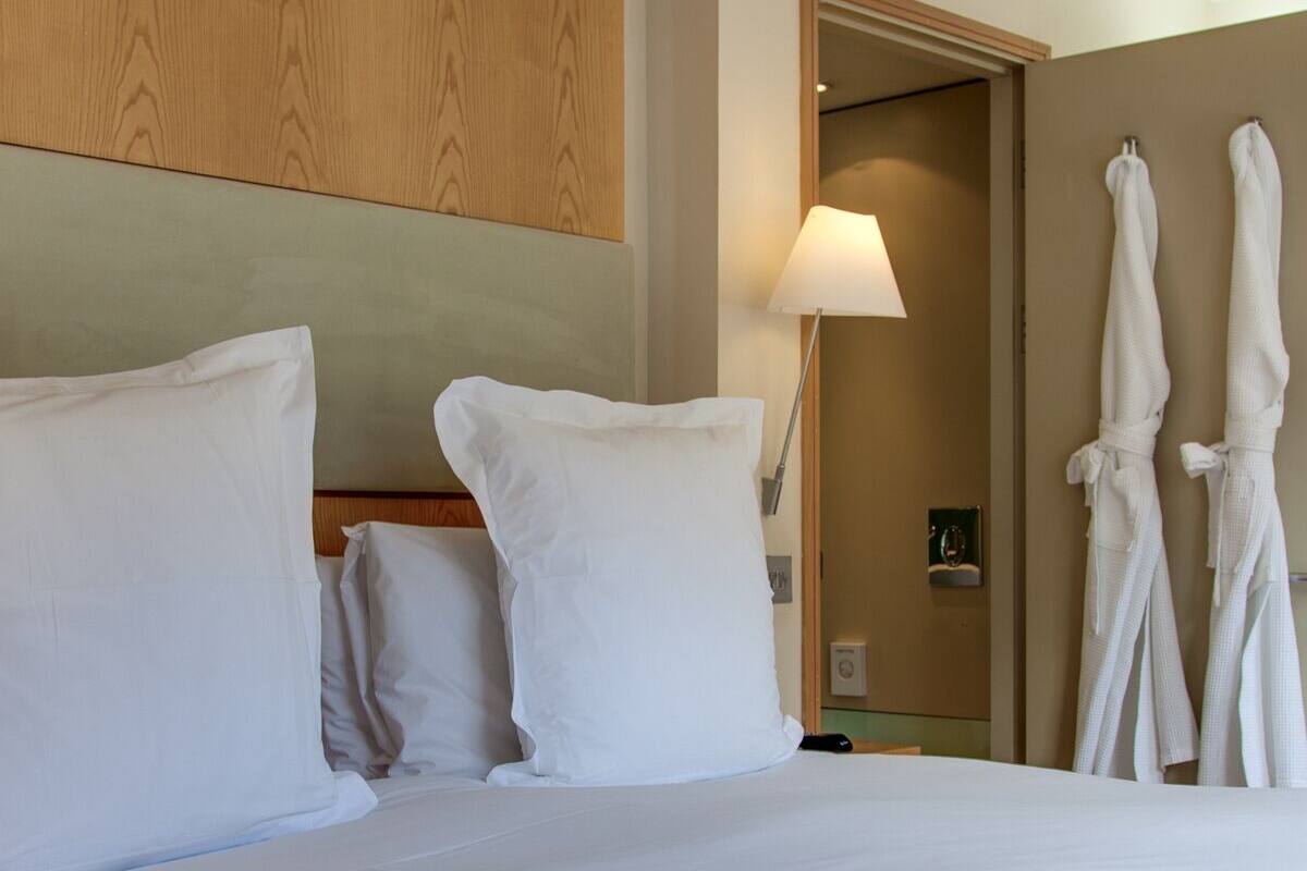 Premier Deluxe Double | Egyptian cotton sheets, hypo-allergenic bedding available, in-room safe