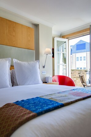 行政双人房, 1 张特大床, 阳台 | 埃及棉床单、防过敏的被褥、客房内保险箱、办公桌