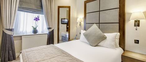 Dobbeltrom – superior | Allergitestet sengetøy, safe på rommet, skrivebord og strykejern/-brett