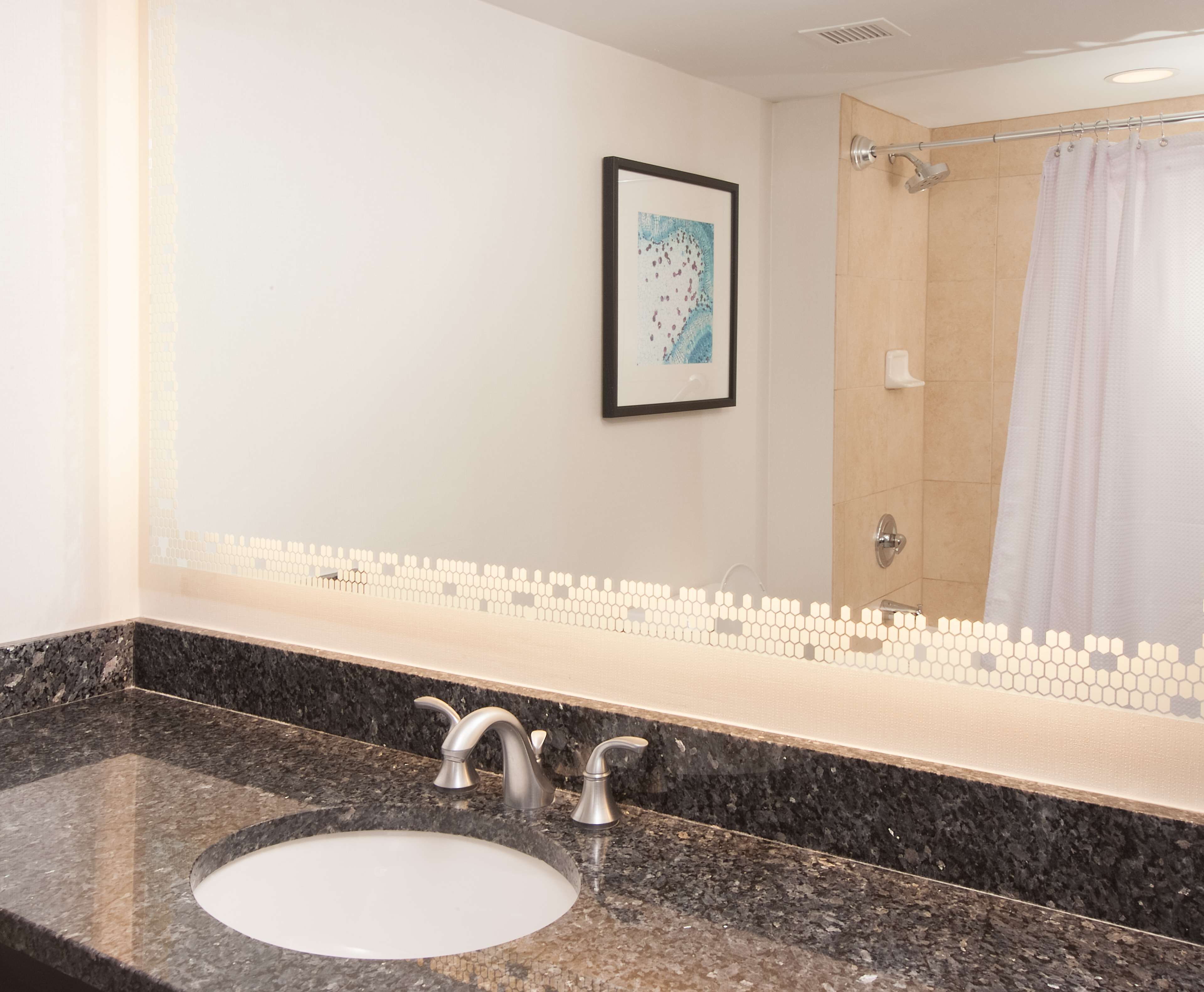 combined shower/bathtub, hair dryer, towels