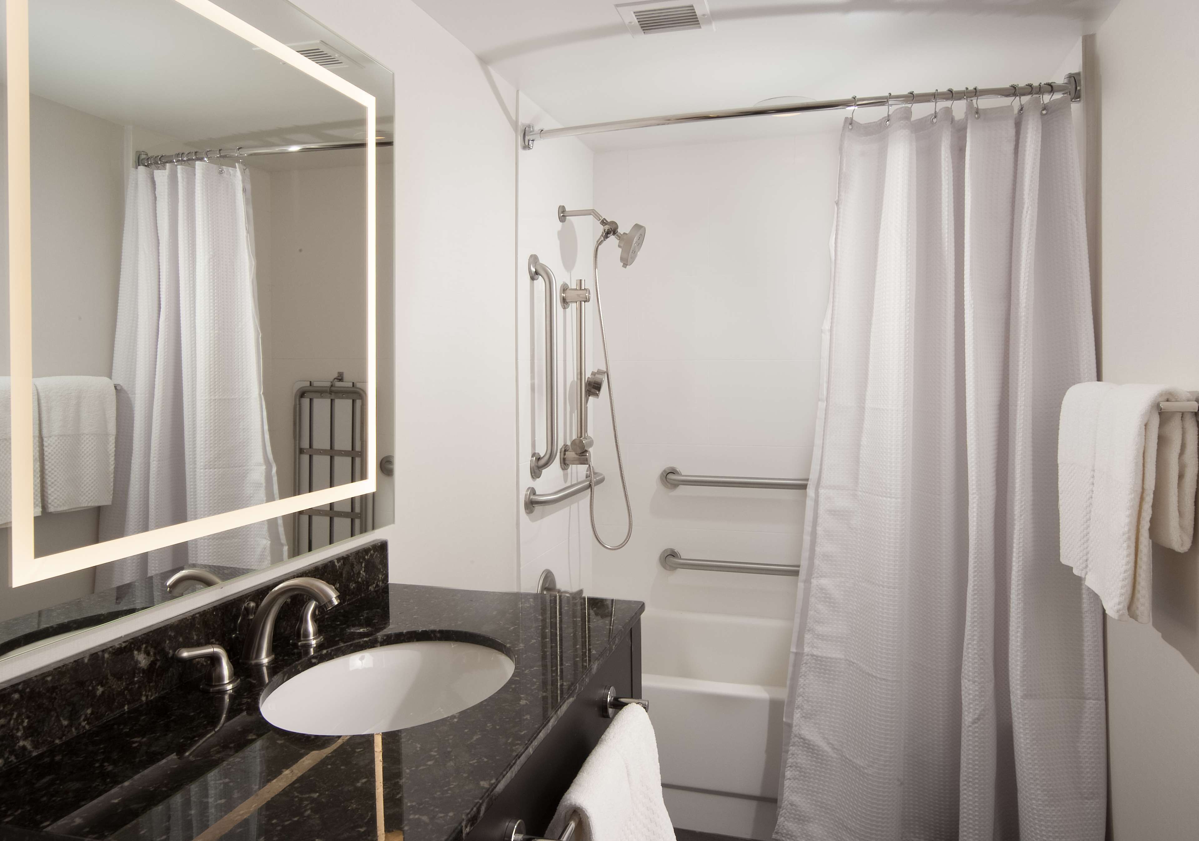 suite, accessible, non smoking | bathroom | combined shower/bathtub, hair dryer, towels