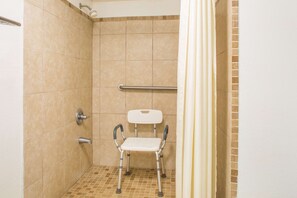 Ducha y bañera combinadas y artículos de higiene personal gratuitos