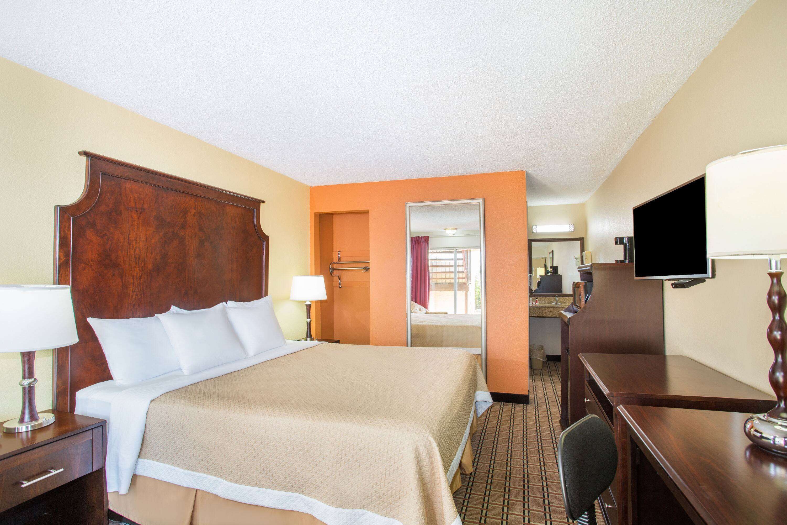 Room, 1 King Bed, Accessible (Roll-In Shower)