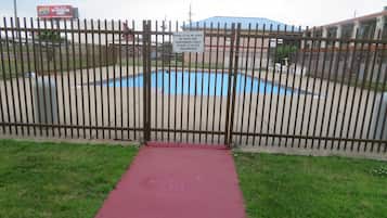 Una piscina al aire libre de temporada