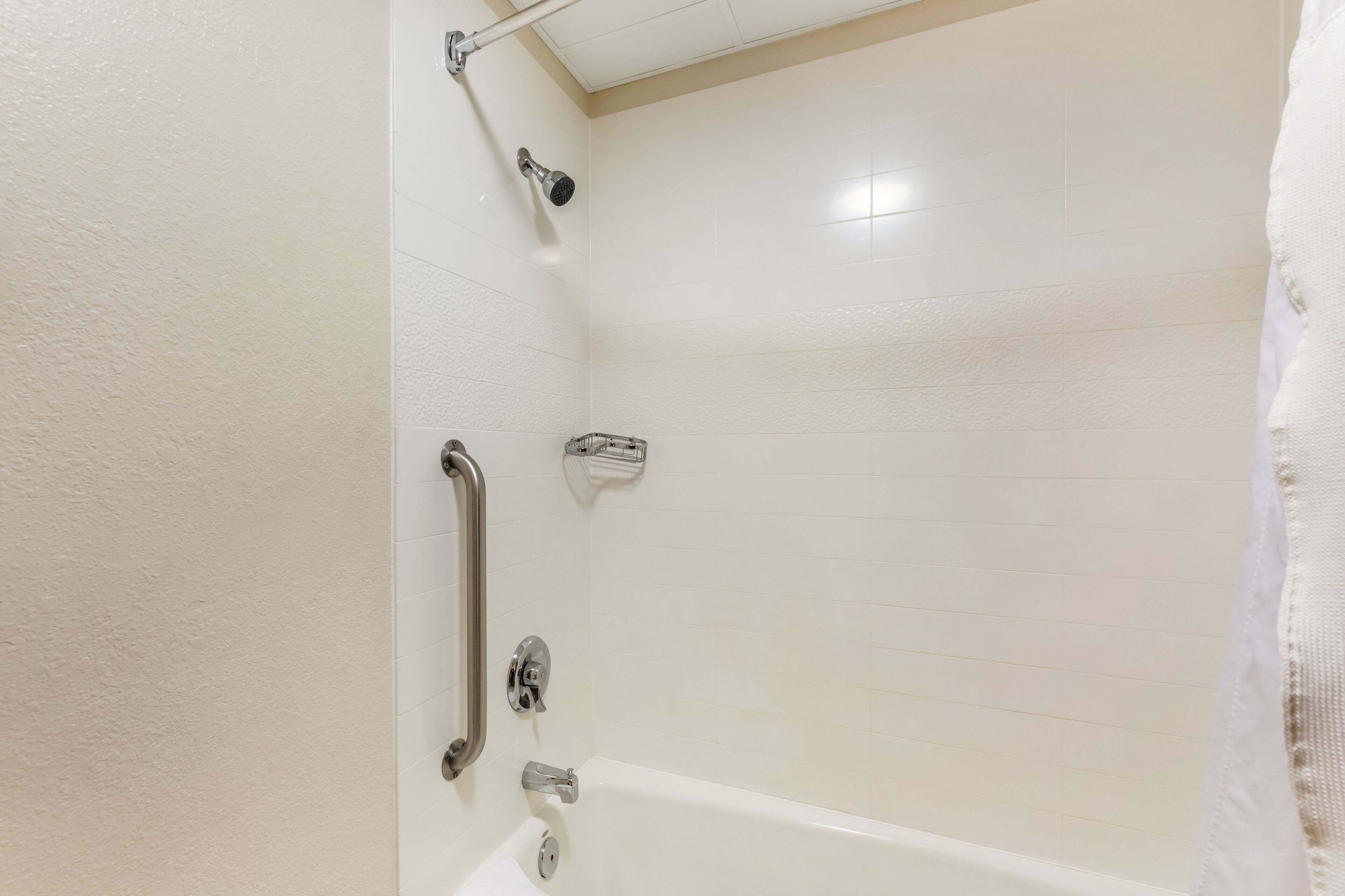 combined shower/bathtub, free toiletries, hair dryer, towels