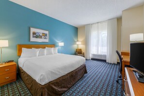 Down comforters, desk, blackout drapes, iron/ironing board - Quality Inn & Suites Sandusky (Sandusky)