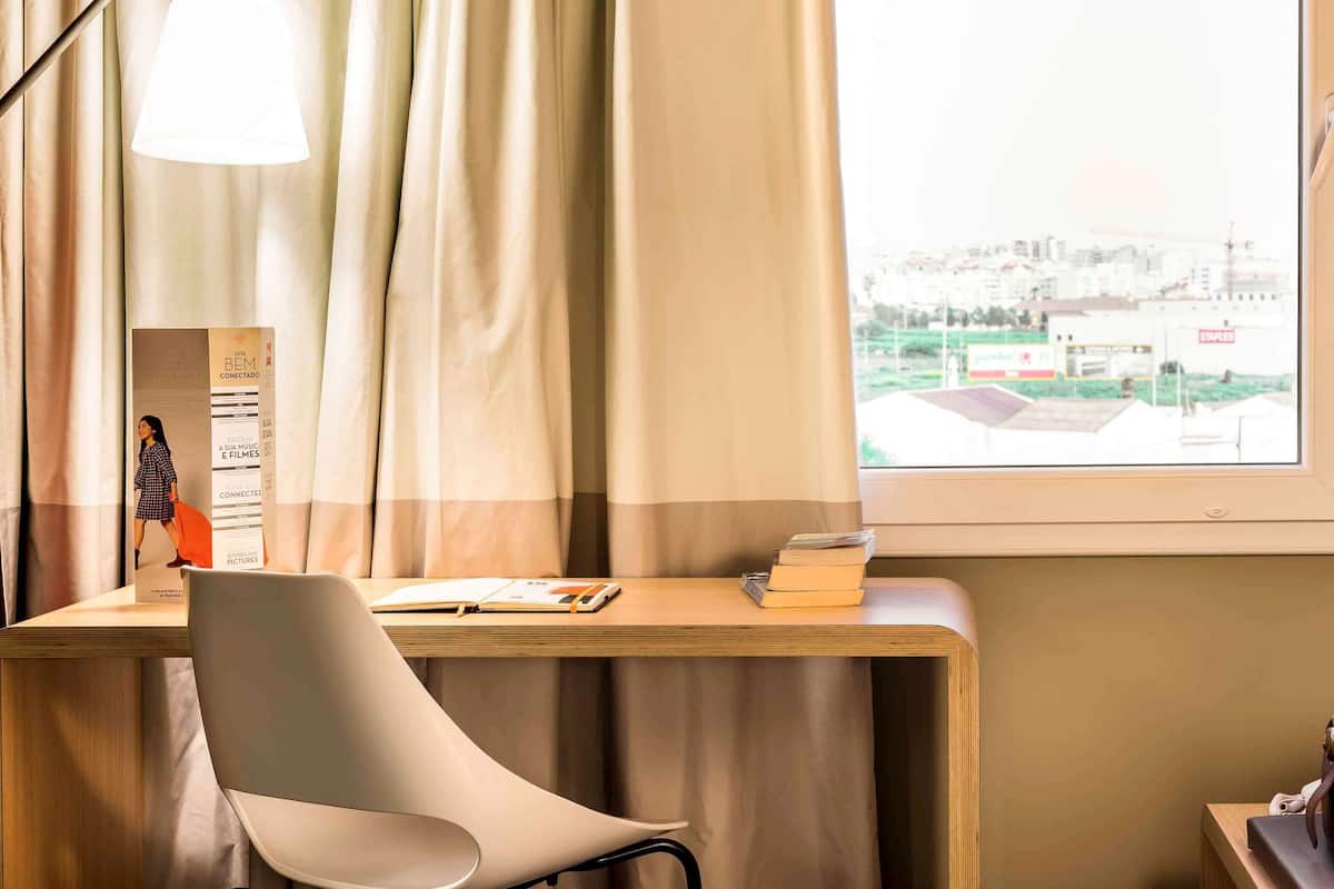 Habitación, 1 cama doble | Caja fuerte, escritorio, cortinas opacas y sistema de insonorización