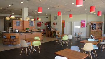 Petit déjeuner buffet (9.90 EUR par personne)