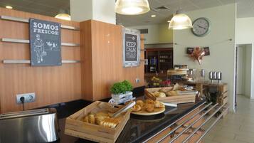 Desayuno buffet (EUR 9.90 por persona)