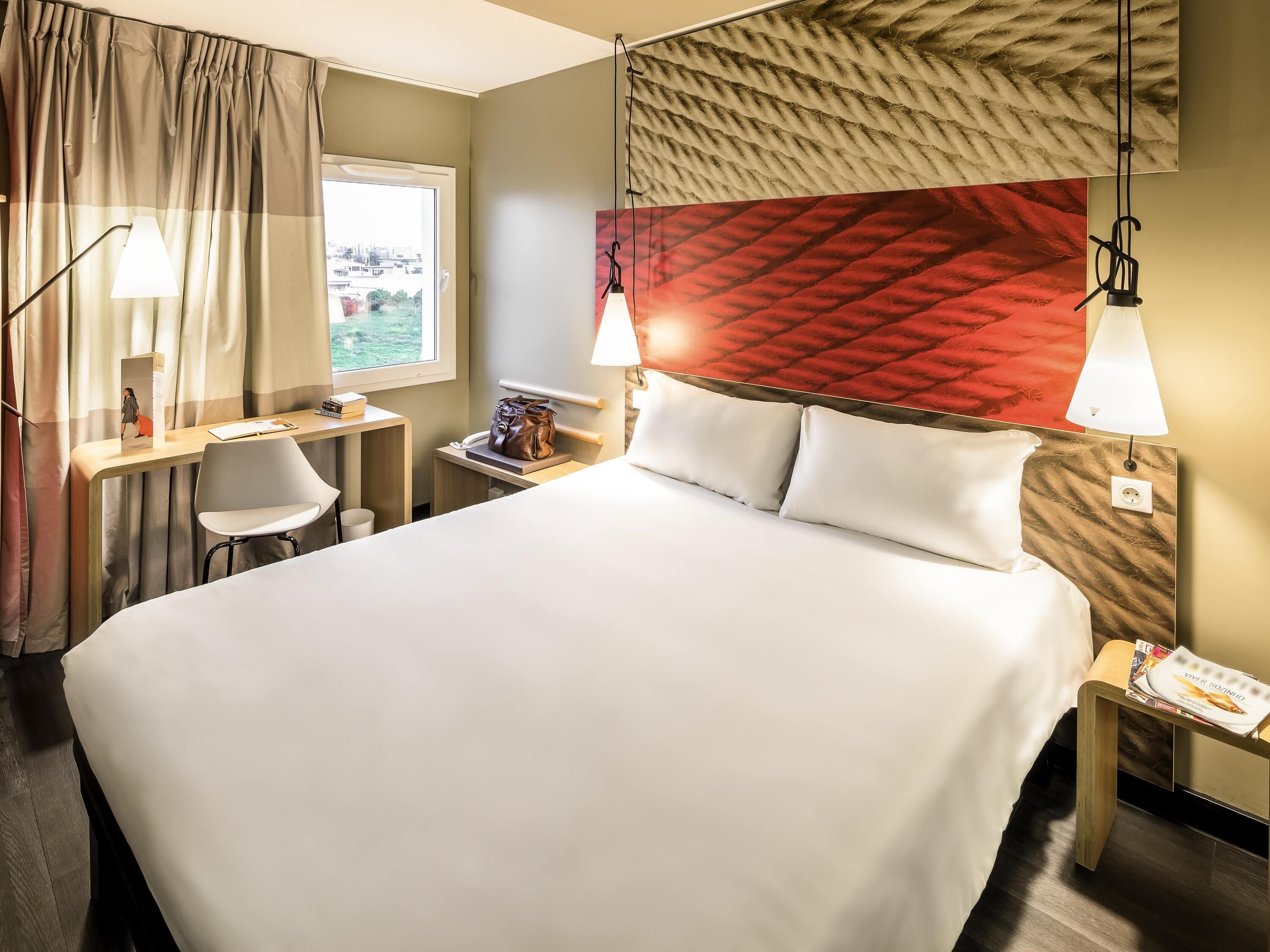 Habitación, 1 cama doble | Caja fuerte, escritorio, cortinas opacas y sistema de insonorización