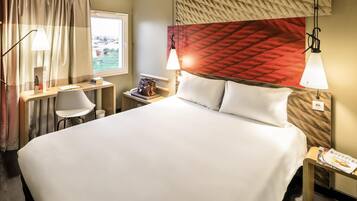 Room, 1 Double Bed | In-room safe, desk, blackout drapes, soundproofing