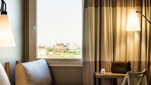 خزنة داخل الغرفة ومكتب وستائر تعتيم وتجهيزات عازلة للصوت