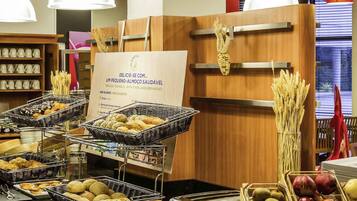 Petit déjeuner buffet servi tous les jours en supplément