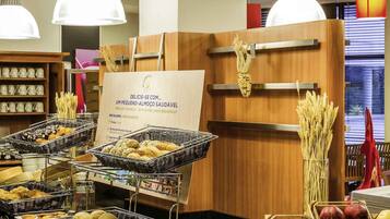 Se ofrece un desayuno bufé (9.90 EUR por persona)