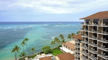 Ein Hotel mit mehreren Balkonen mit Blick auf Strand und Meer.
