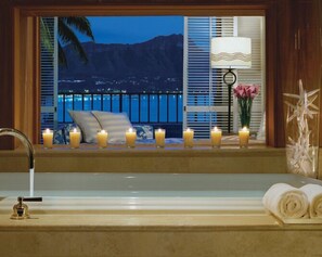 Suite | Badkamer | Een aparte badkuip en douche, een diep bad, designer toiletartikelen