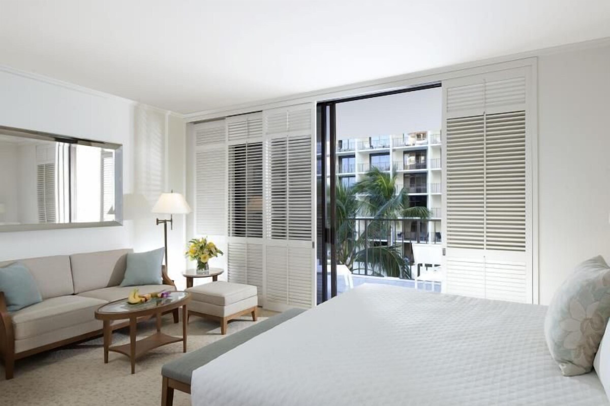 Premium bedding, in-room safe, desk, laptop workspace