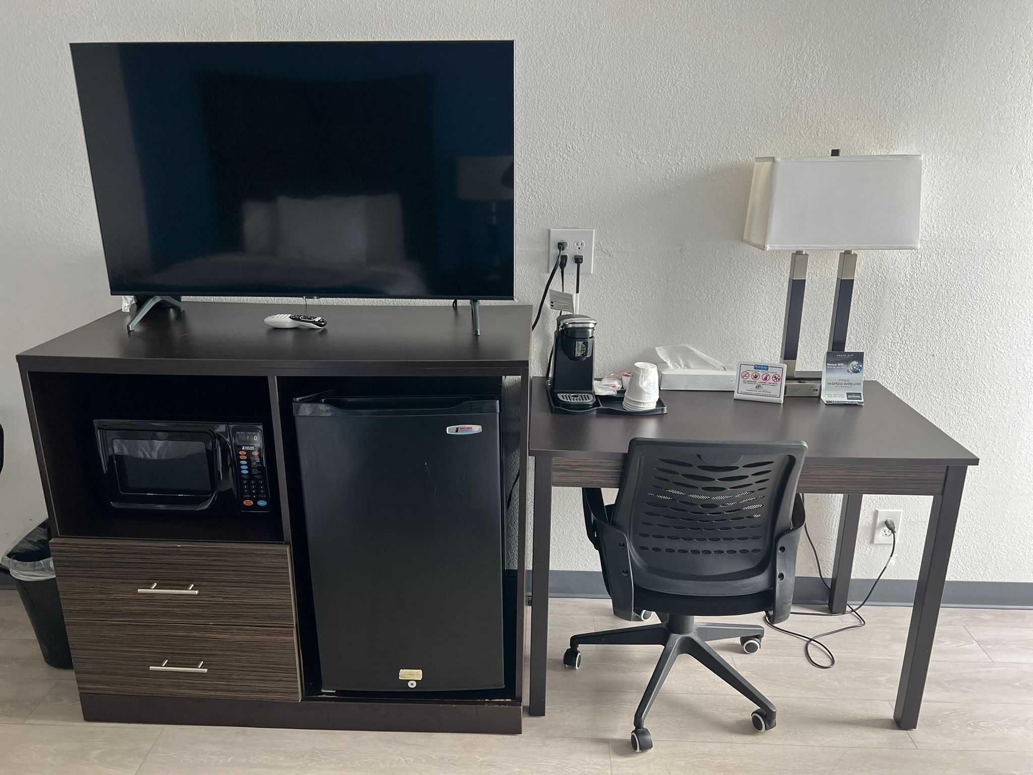 Room, 1 Queen Bed, Non Smoking | Living area | 40-inch flat-screen TV with satellite channels, TV