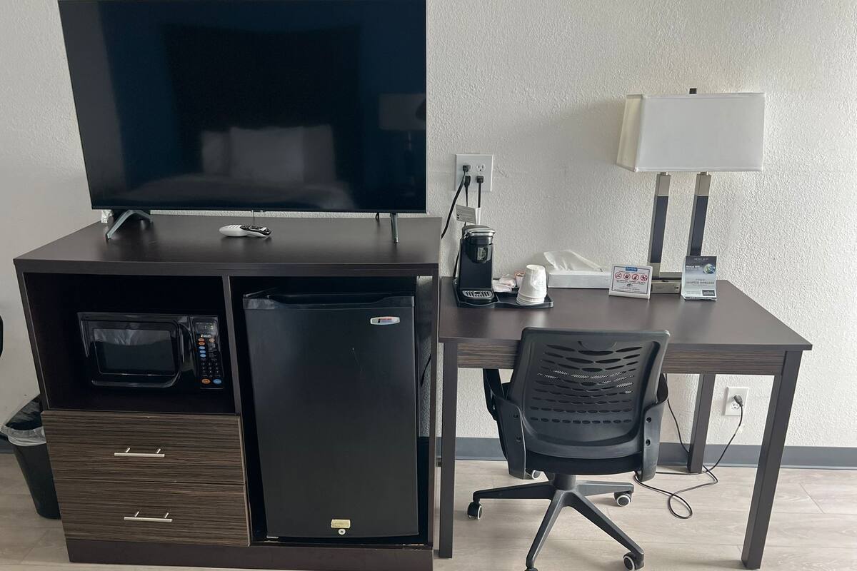 room, 1 queen bed, non smoking | living area | 40-inch flat-screen tv with satellite channels, tv