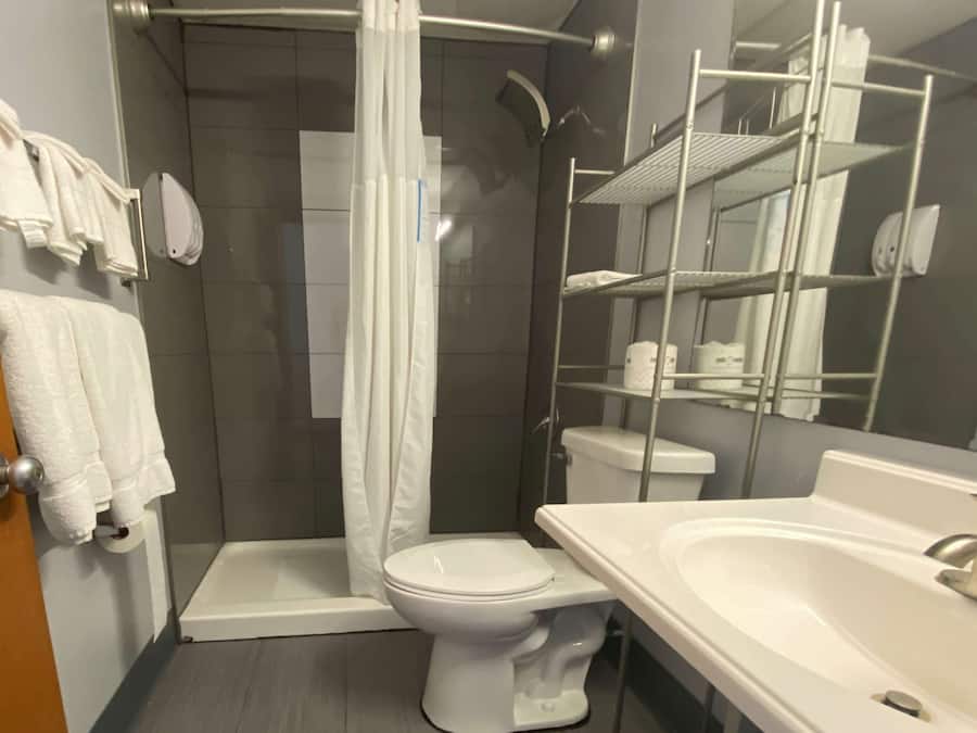 Bañera con ducha, artículos de tocador gratuitos, secador de pelo