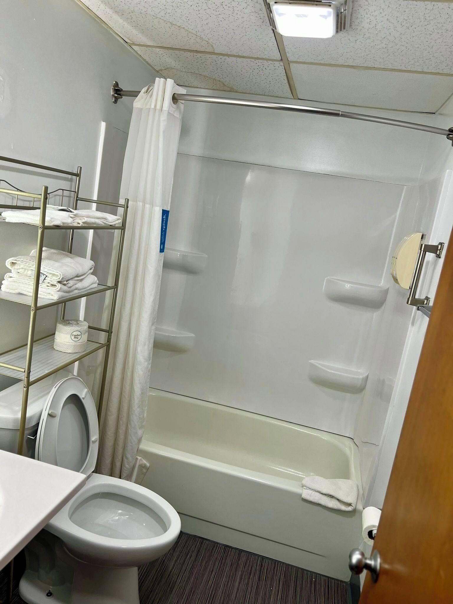 room, 1 king bed, non smoking | bathroom | combined shower/bathtub, free toiletries, hair dryer, towels