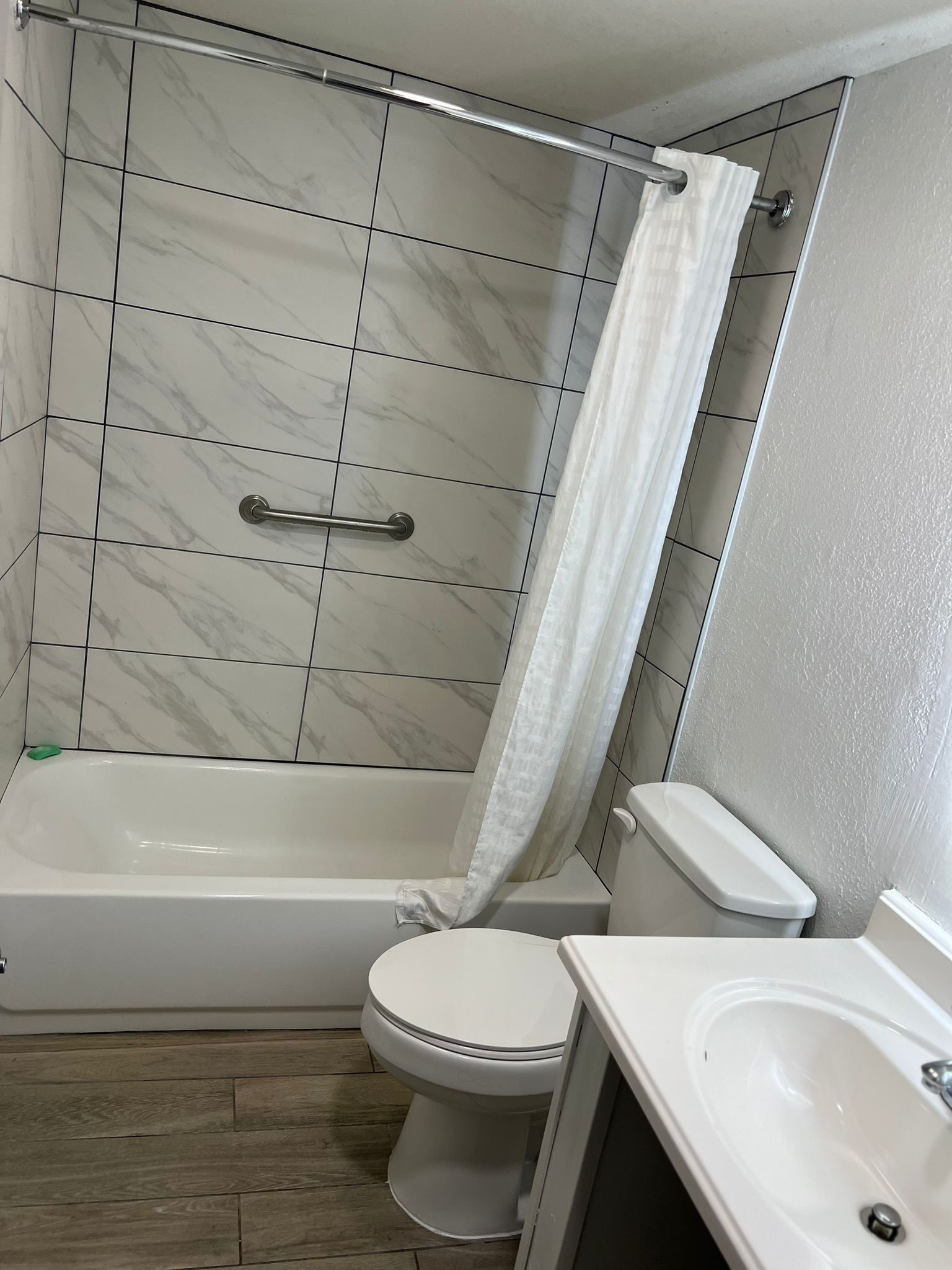 combined shower/bathtub, free toiletries, hair dryer, towels