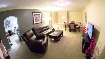 Suíte estúdio luxo, 1 cama King, para não fumantes, vista para a piscina | Sala de estar | TV LED 43 polegadas com canais digitais, TV