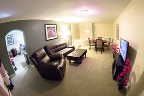 Living room - Ramada by Wyndham Houston Intercontinental Airport East (Humble)
