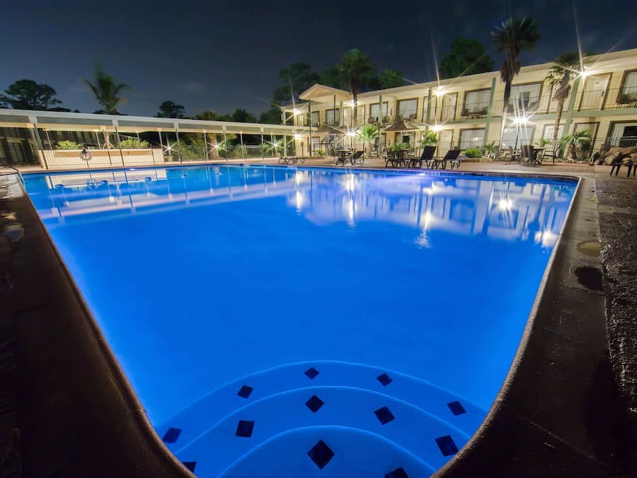 Een seizoensgebonden buitenzwembad