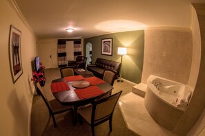 Suite estudio Deluxe, 1 cama King size, para no fumadores, vista a la alberca | Caja de seguridad en la habitación y escritorio