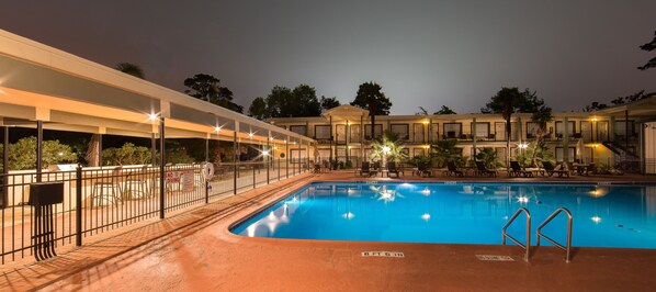 Una piscina al aire libre de temporada