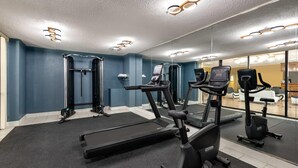 Ein Fitnessraum mit Laufbändern, Crosstrainern und Kraftgeräten.