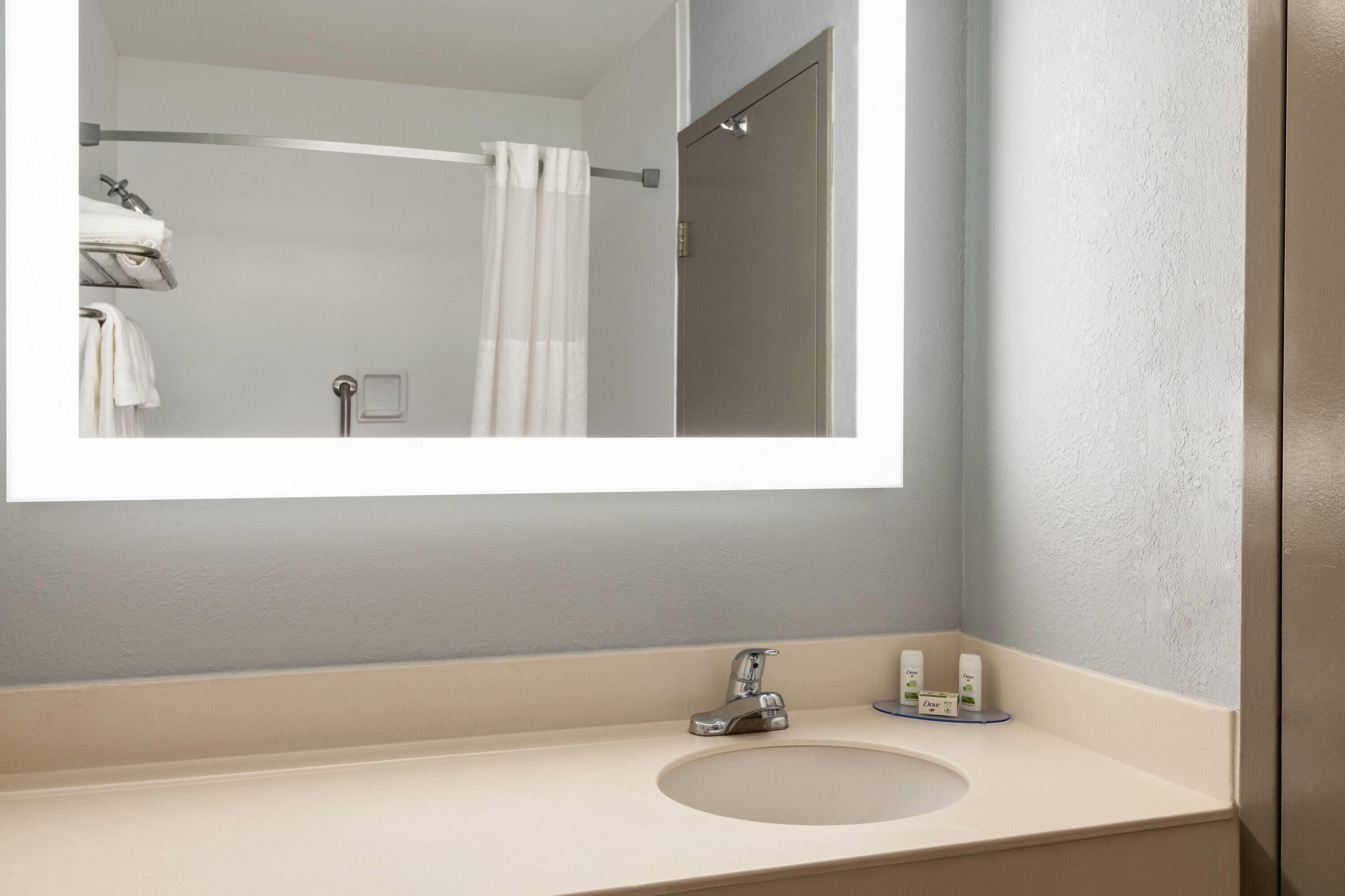 Combined shower/bathtub, hair dryer, towels