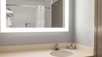Combined shower/bathtub, hair dryer, towels