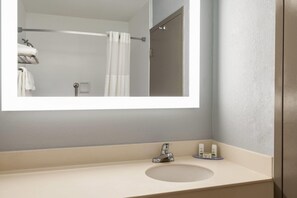 Combined shower/tub, hair dryer, towels