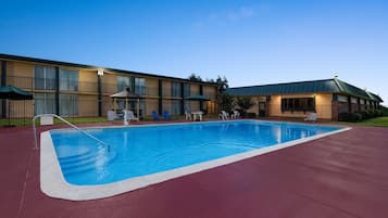 Una piscina al aire libre de temporada