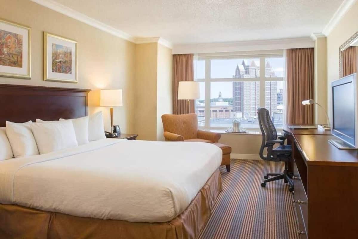 Premium bedding, in-room safe, iron/ironing board