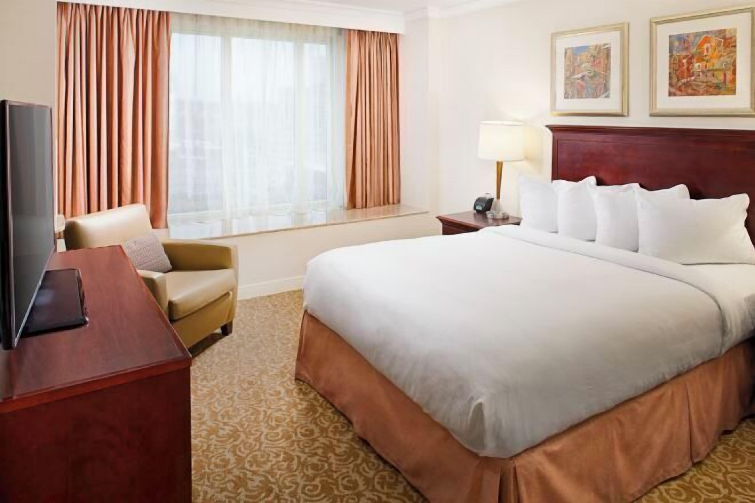 Premium bedding, in-room safe, iron/ironing board, WiFi