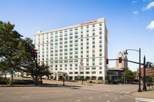 Un hotel grande de varios pisos con un letrero llamativo en la parte superior.