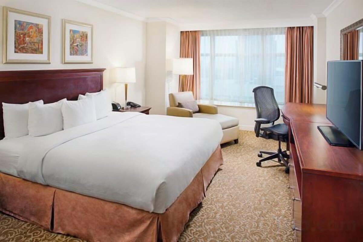 Mobility Hearing Accessible King Room with Tub