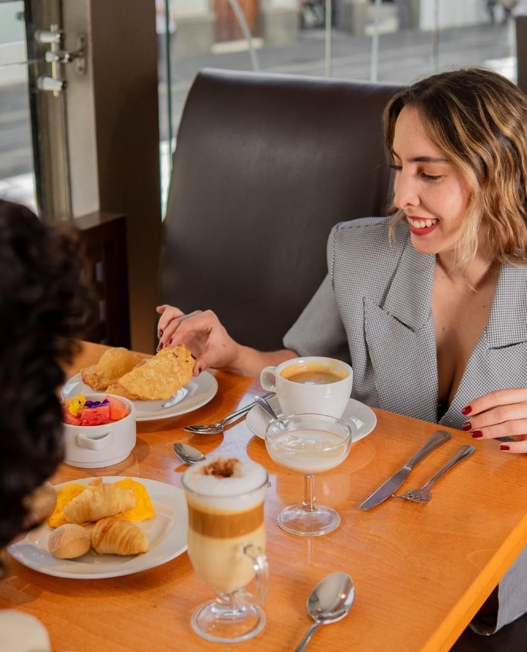 S&#x27;hi serveixen plats de cuina asiàtica 