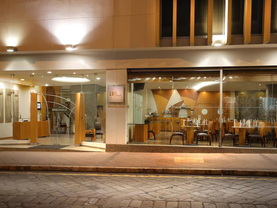 Fachada da propriedade à noite