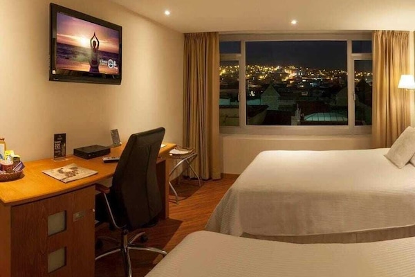 Sengetøy av topp kvalitet, memory foam-senger, minibar og safe på rommet