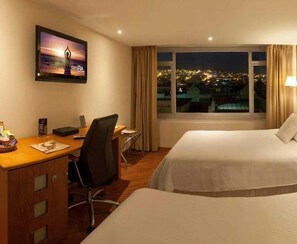 Hochwertige Bettwaren, Betten mit Memory-Foam-Matratzen, Minibar